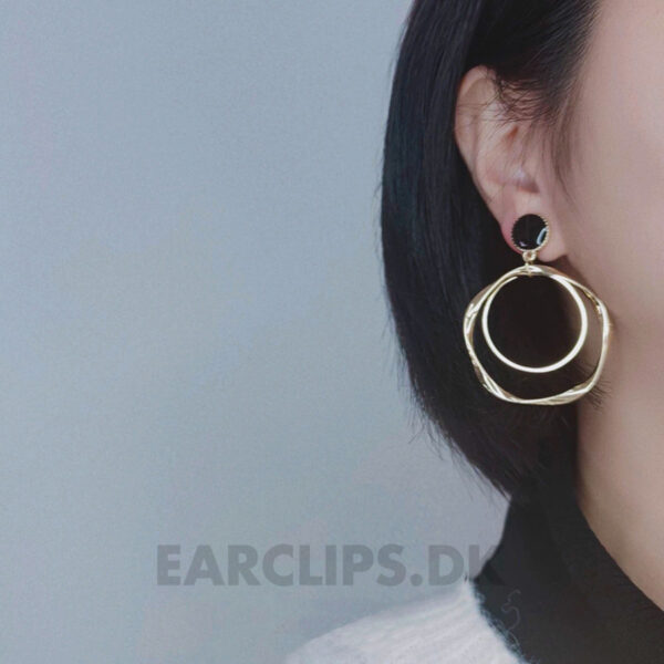 Eleanor-Hoops-Guld-clips-øreringe-1